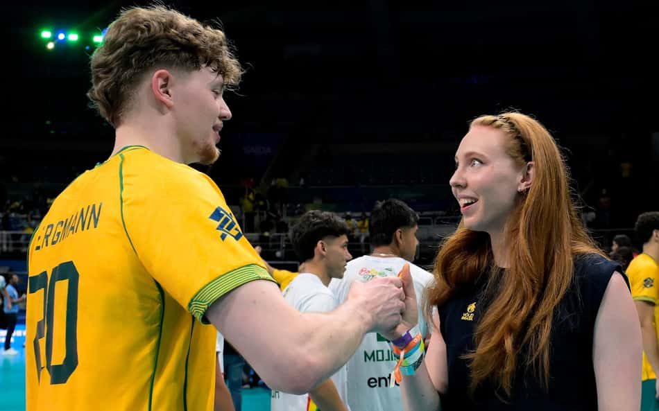 Lukas Bergmann conversa com a irmã, Julia, após jogo do Sul-Americano masculino de vôlei