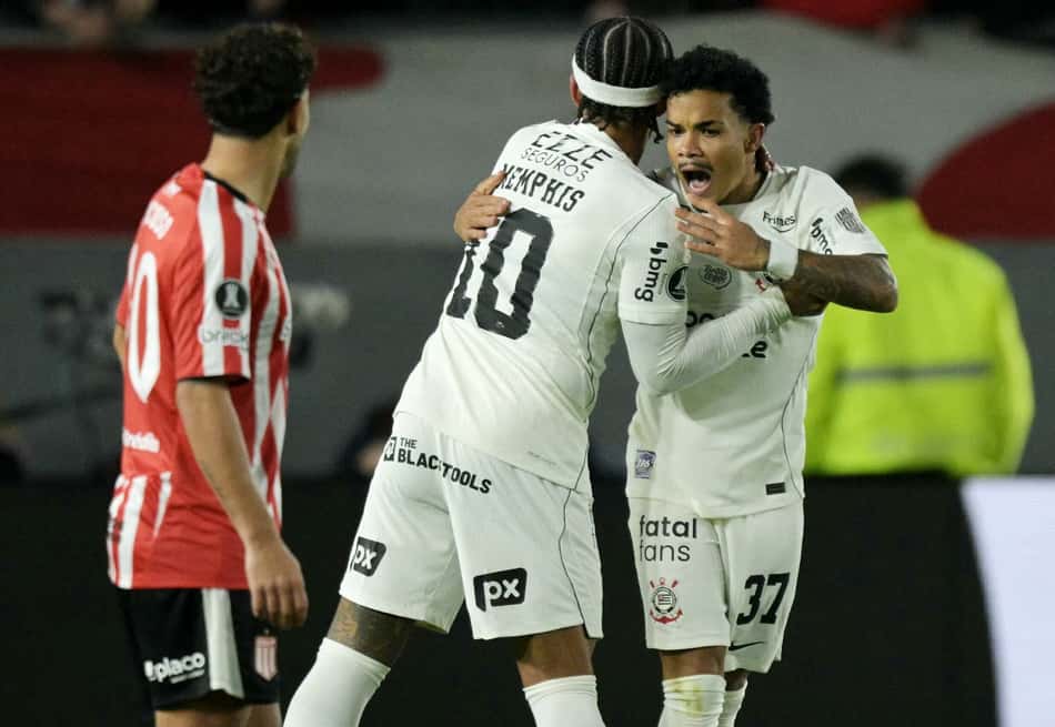 Kaio César comemora seu gol no jogo do Corinthians contra o Estudiantes pela Libertadores