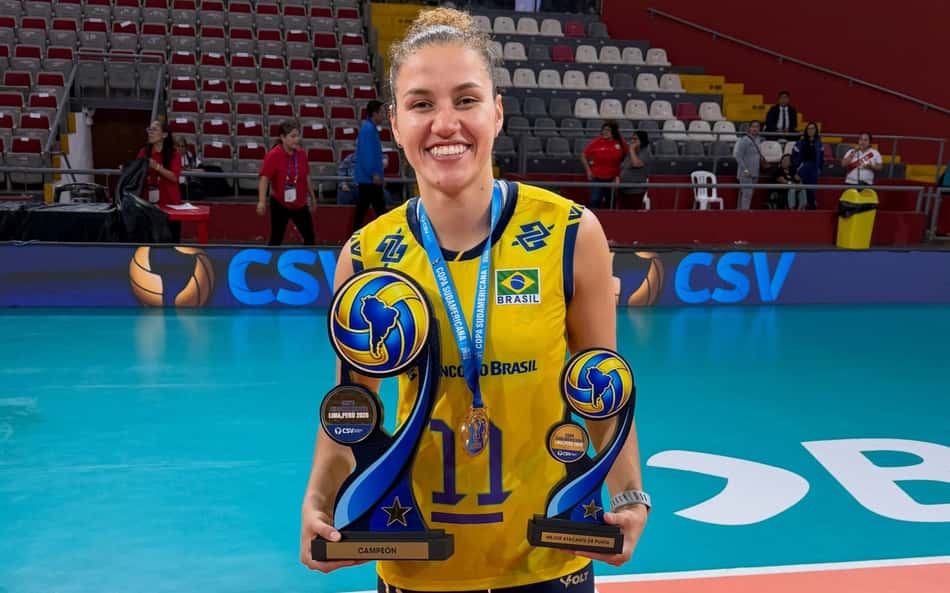 Karina, ponteira da Seleção Brasileira e do Sesc Flamengo, posa com o troféu da Copa Sul-Americana