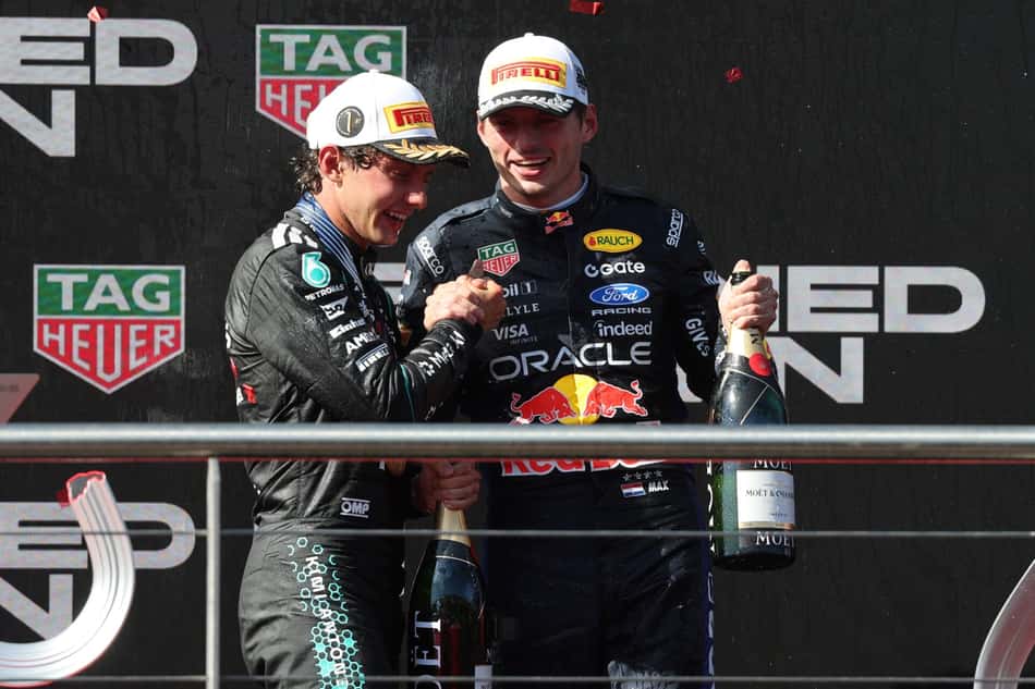 Kimi Antonelli cumprimenta Max Verstappen em pódio no GP da Espanha pela F1 2026