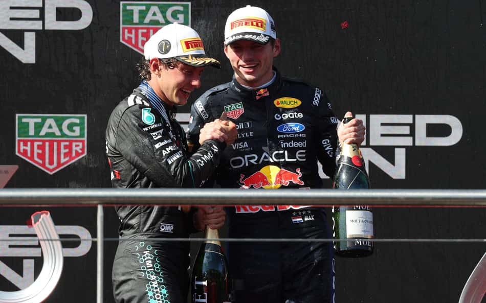 Kimi Antonelli cumprimenta Max Verstappen em pódio no GP da Espanha pela F1 2026