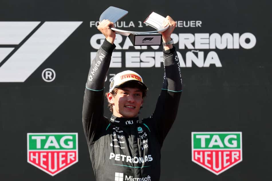 Com troféu na mão, Kimi Antonelli comemora vitória no GP da Espanha pela F1 2026
