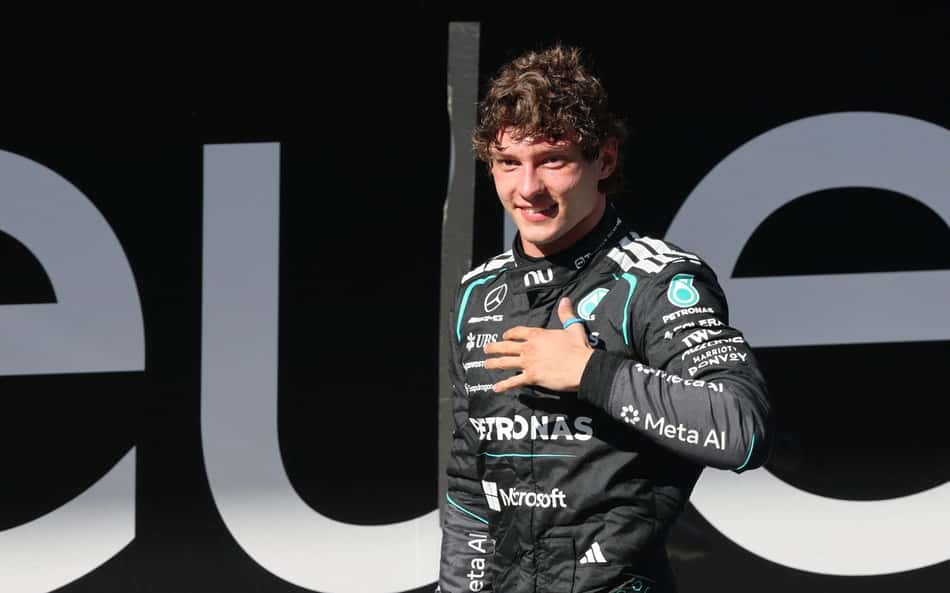Kimi Antonelli comemora vitória no GP da Espanha pela F1 2026