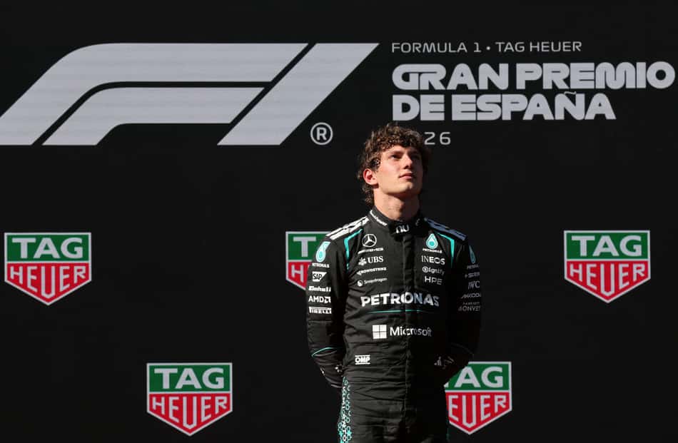 Kimi Antonelli no pódio após vitória no GP da Espanha pela F1 2026
