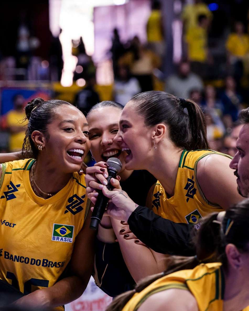 Kisy, à esquerda; Luzia, ao centro; e Julia Kudiess à direita, falam juntas no microfone após jogo da etapa de Brasília de Liga das Nações feminina de vôlei