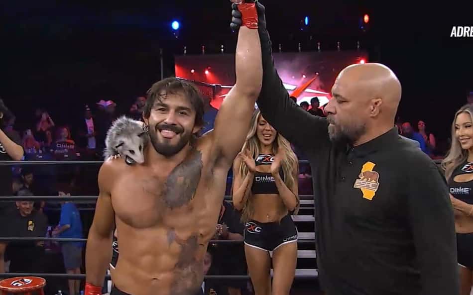 Kohl Lane em vitória do MMA com gambá Daisy no ombro