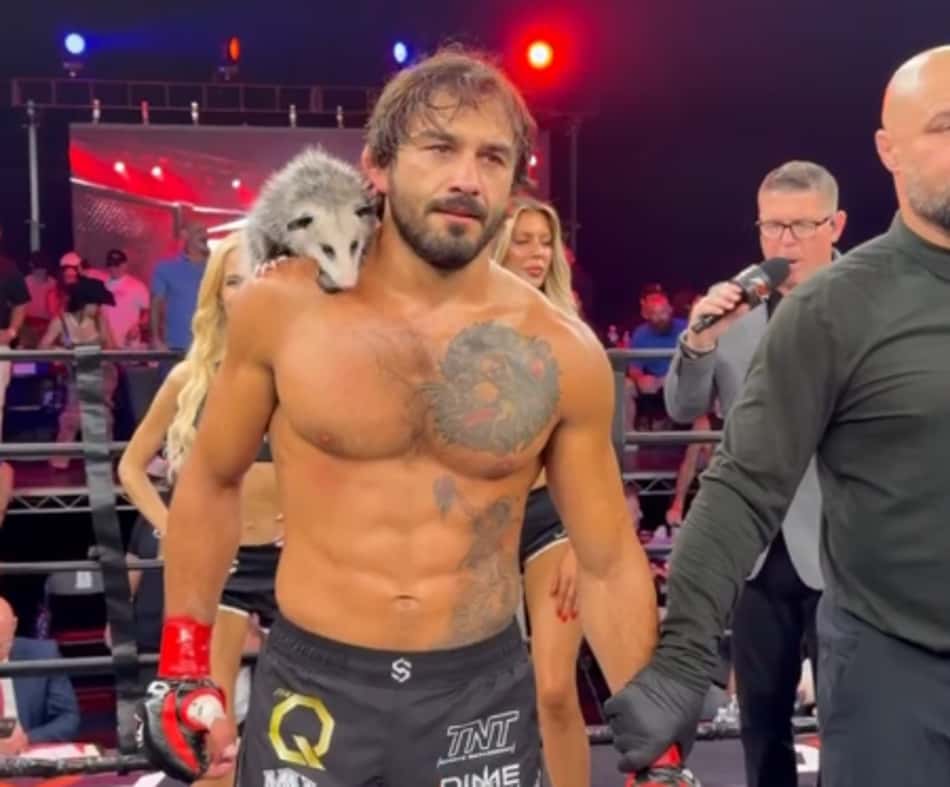 Kohl Lane em vitória do MMA com gambá Daisy no ombro