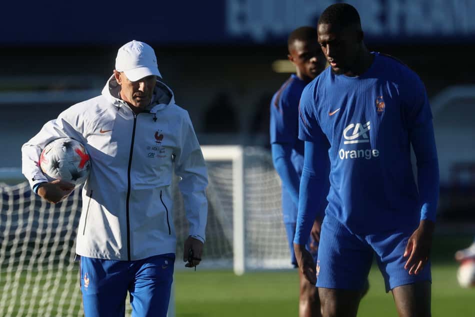 O técnico da França, Zinedine Zidane (à esquerda), e o zagueiro francês Ibrahima Konaté participam de um treino no centro de treinamento da seleção em Clairefontaine-en-Yvelines, sudoeste de Paris, em 22 de setembro de 2026, como parte da preparação para a partida da Liga das Nações da UEFA contra a Turquia