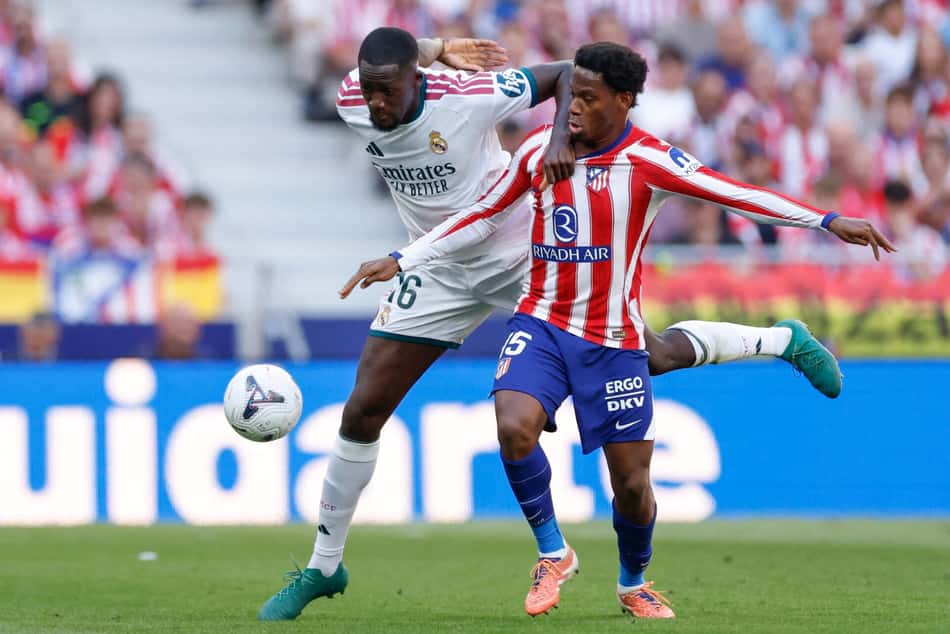 O zagueiro francês do Real Madrid, número 16, Ibrahima Konaté (E), disputa a bola com o atacante canadense do Atlético de Madrid, número 15, Jonathan David, durante a partida do Campeonato Espanhol entre Club Atlético de Madrid e Real Madrid CF, no estádio Metropolitano, em Madri, em 20 de setembro de 2026