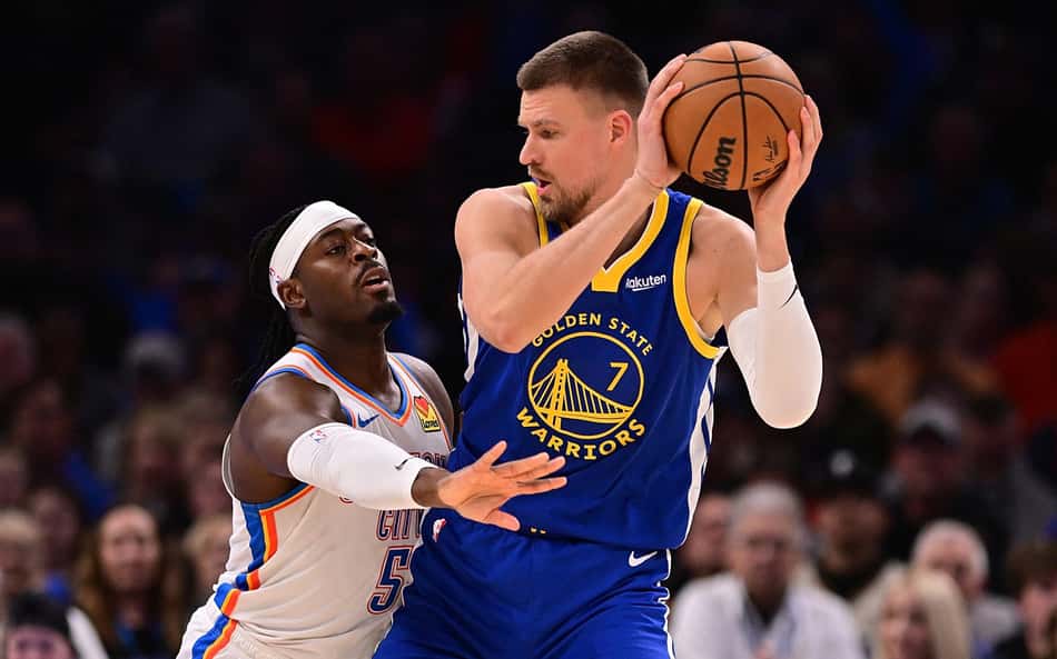 Kristaps Porzingis em ação pelo Golden State Warrios contra o Oklahoma City Thunder na NBA (Foto: Joshua Gateley/Getty Images/AFP)