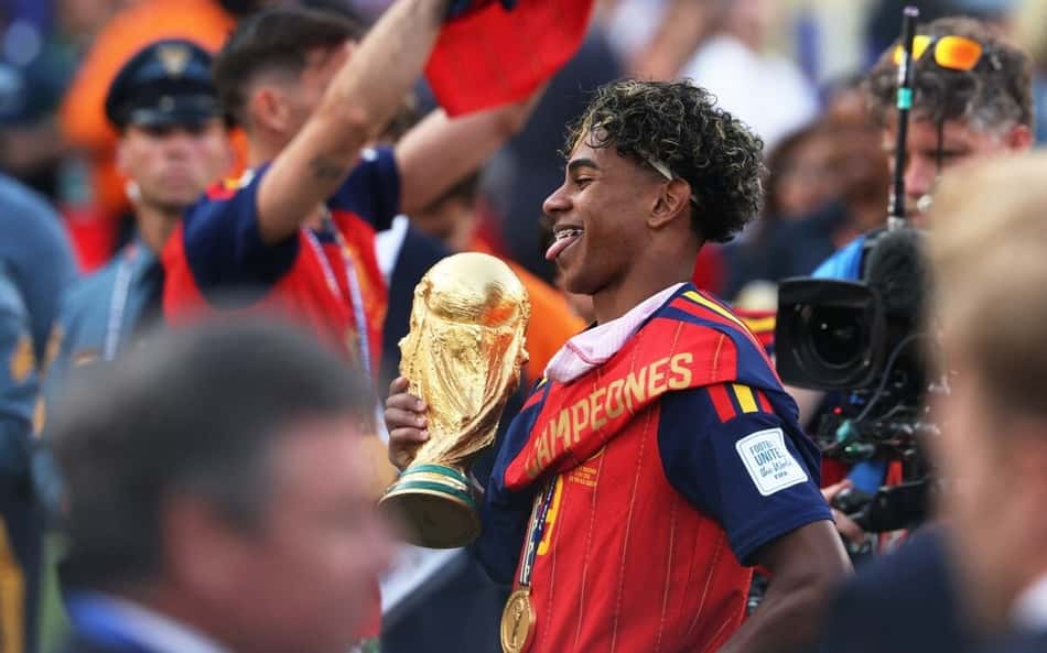 Lamine Yamal com o taça da Copa do Mundo 2026 (Foto: Odd ANDERSEN / AFP)