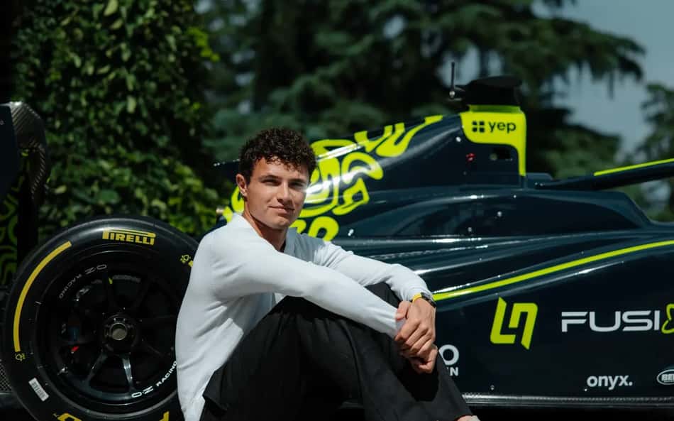 Lando Norris posa com carro da LN4 Fusion, equipe da Fórmula 1