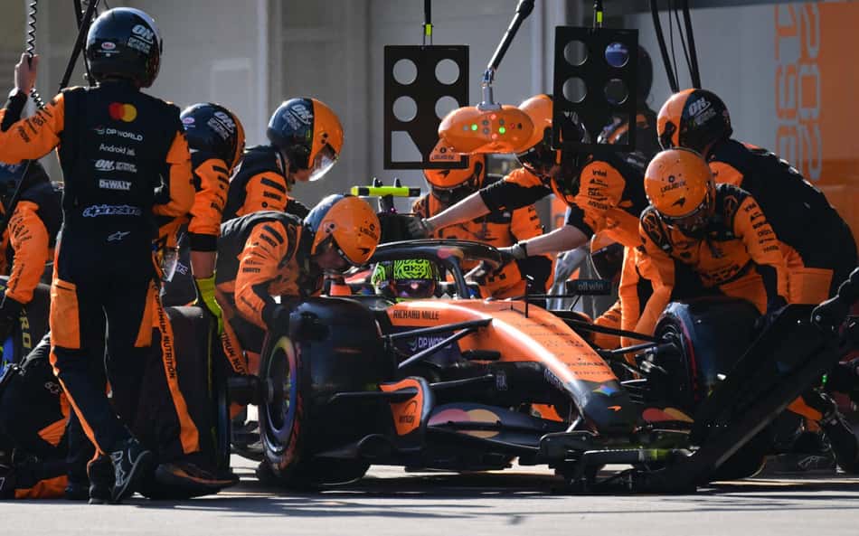 Lando Norris em pit stop da McLaren durante GP do Azerbaijão na F1