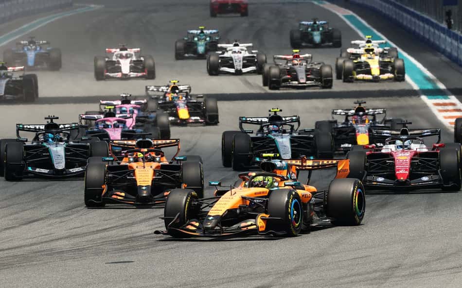 Lando Norris lidera pelotão na sprint do GP de Miami na F1 2026 (Foto: CHARLY TRIBALLEAU / AFP)