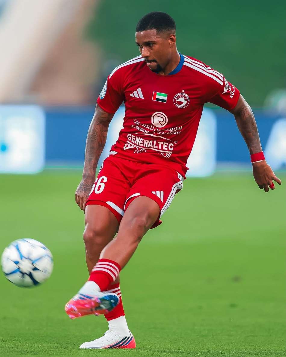 Destaque nos Emirados: titular absoluto, Leandrinho domina ações defensivas e de passe na boa arrancada do Sharjah.