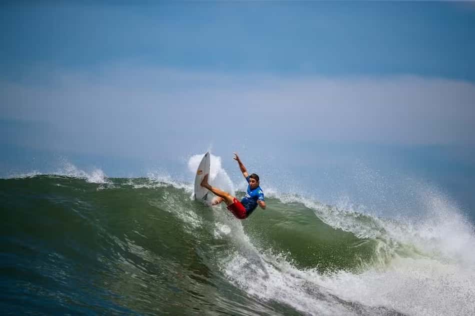 O surfista italiano Leonardo Fioravanti em ação durante a etapa de El Salvador da WSL