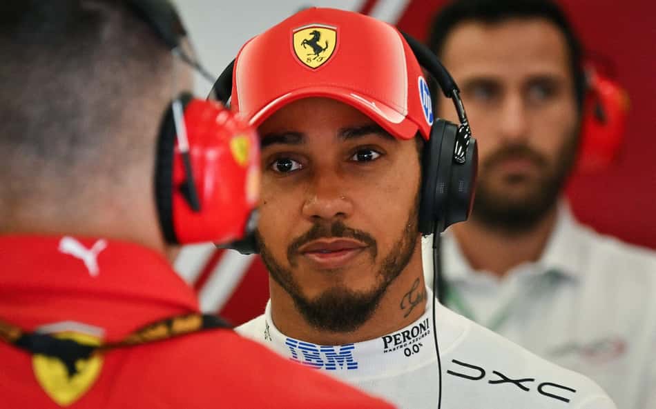 Lewis Hamilton na garagem da Ferrari no GP da Bélgica pela F1 2026