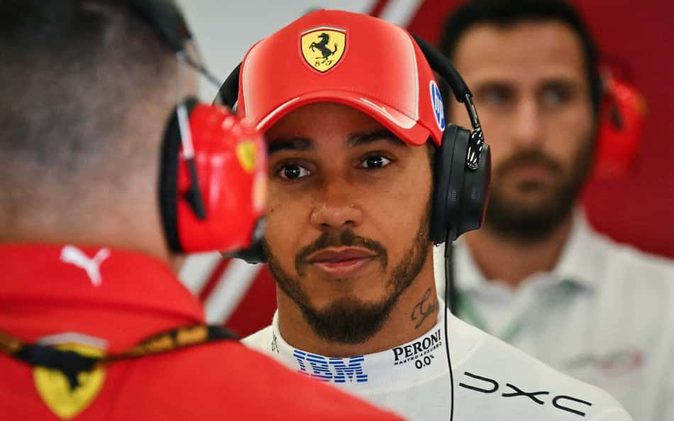 Lewis Hamilton na garagem da Ferrari no GP da Bélgica pela F1 2026
