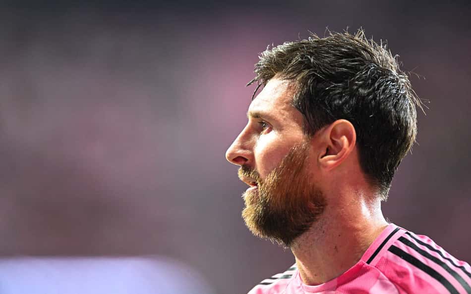 Lionel Messi de perfil em jogo do Inter Miami com a camisa rosa