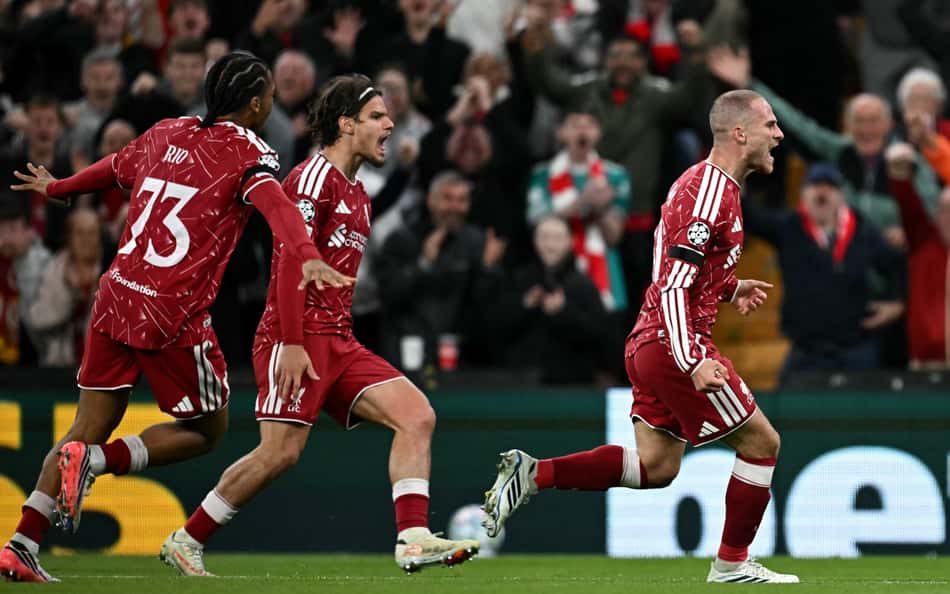 O meio-campista argentino do Liverpool, número 10, Alexis Mac Allister (à direita), comemora o segundo gol da equipe durante a partida da Liga dos Campeões da UEFA entre Liverpool e Atlético de Madrid, em Anfield, Liverpool, noroeste da Inglaterra, em 9 de setembro de 2026.