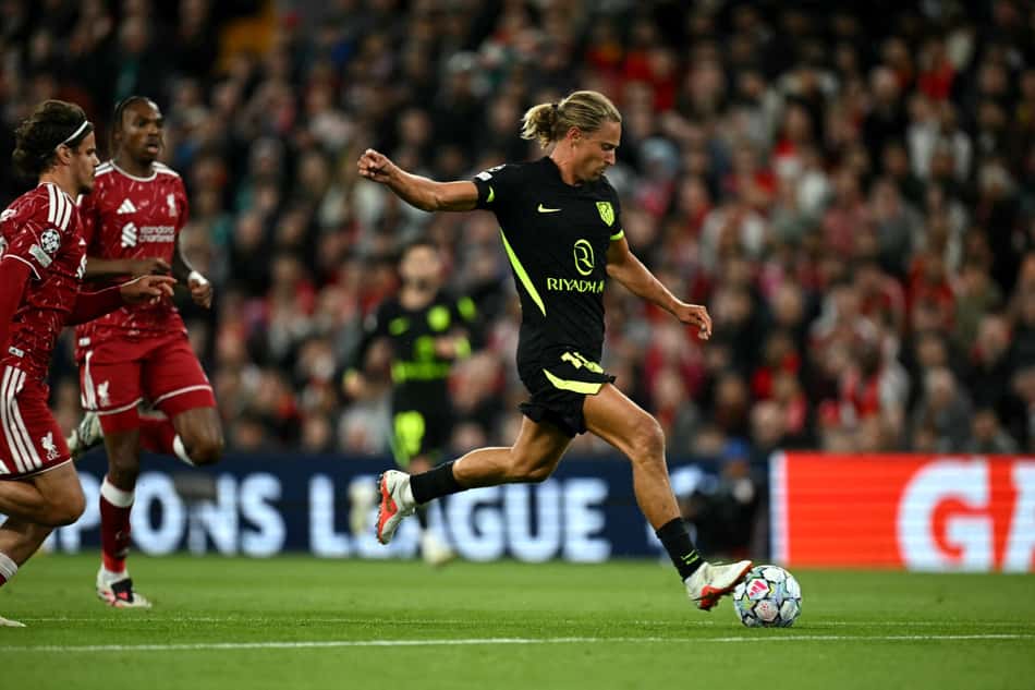 O meio-campista espanhol do Atlético de Madrid, número 14, Marcos Llorente, marca o primeiro gol da equipe durante a partida da Liga dos Campeões da UEFA entre Liverpool e Atlético de Madrid, em Anfield, Liverpool, noroeste da Inglaterra, em 9 de setembro de 2026