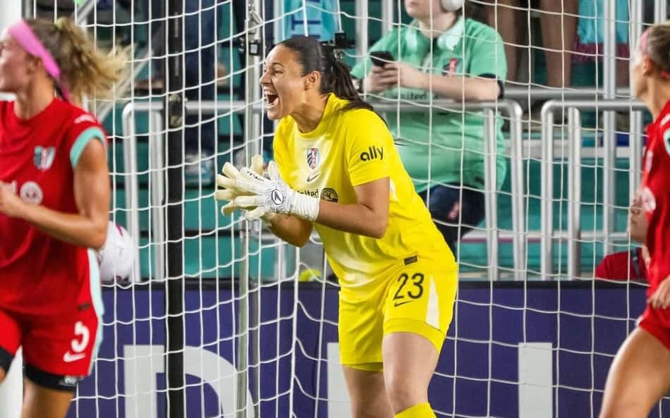 Lorena concorre à Bola de Ouro como melhor goleira do mundo