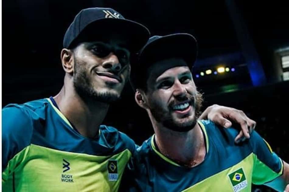 Lucarelli e Bruninho posam para foto com pelúcia do mascote das Olimpíadas de Paris 2024