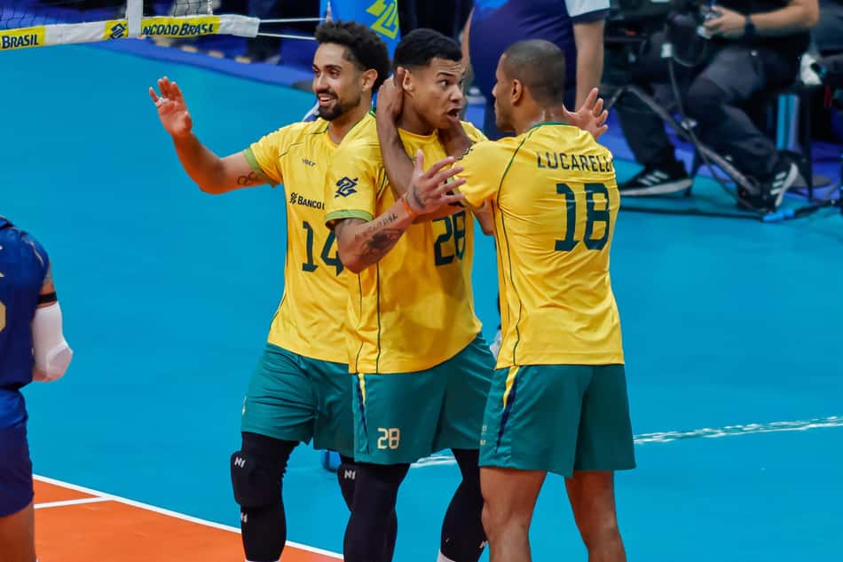 Lucarelli comemora ponto agarrando Darlan pela nuca, com as duas mãos, em Brasil x Colômbia pelo Sul-Americano de vôlei masculino