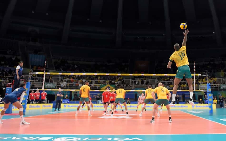 Lucarelli saca em Brasil x Chile pelo Sul-Americano de vôlei masculino