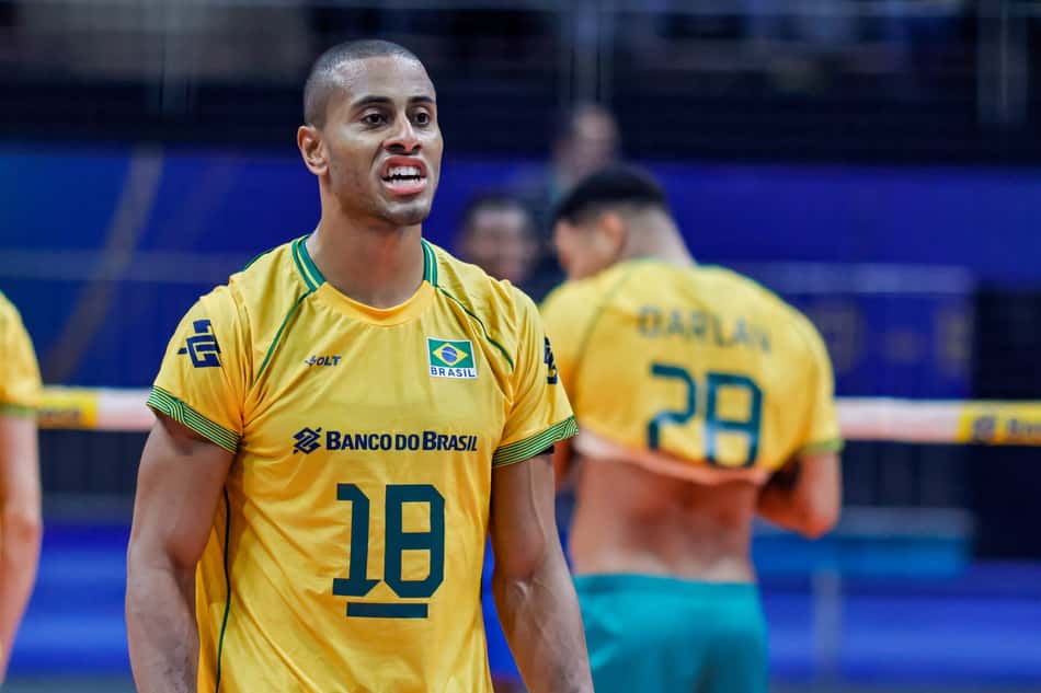 Lucarelli conversa durante jogo entre Brasil e Colômbia pelo Sul-Americano de vôlei masculino