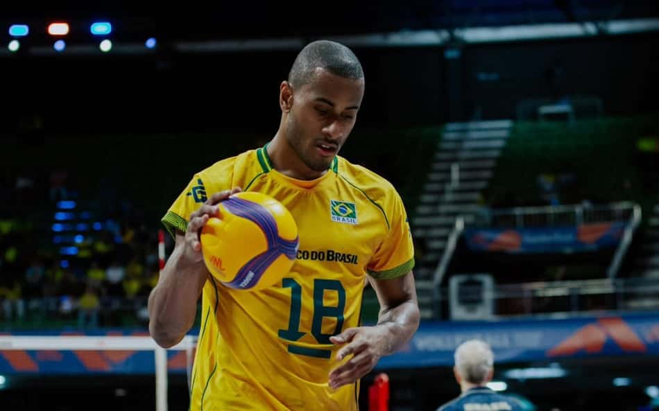Lucarelli quica a bola de vôlei em jogo da Liga das Nações 2026