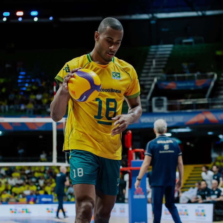 Lucarelli quica a bola de vôlei em jogo da Liga das Nações 2026