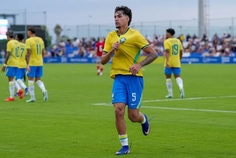 Lucas Rodrigues segura o brasão da camisa da Seleção Brasileira em comemoração de gol pela equipe sub-20