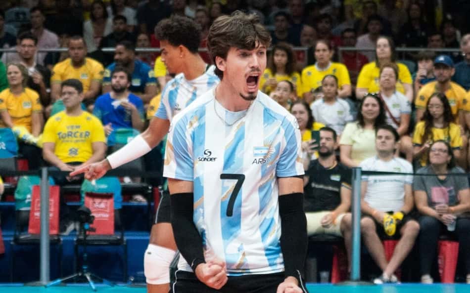 Luciano Palosnky comemora ponto em Brasil x Argentina pelo Sul-Americano masculino de vôlei