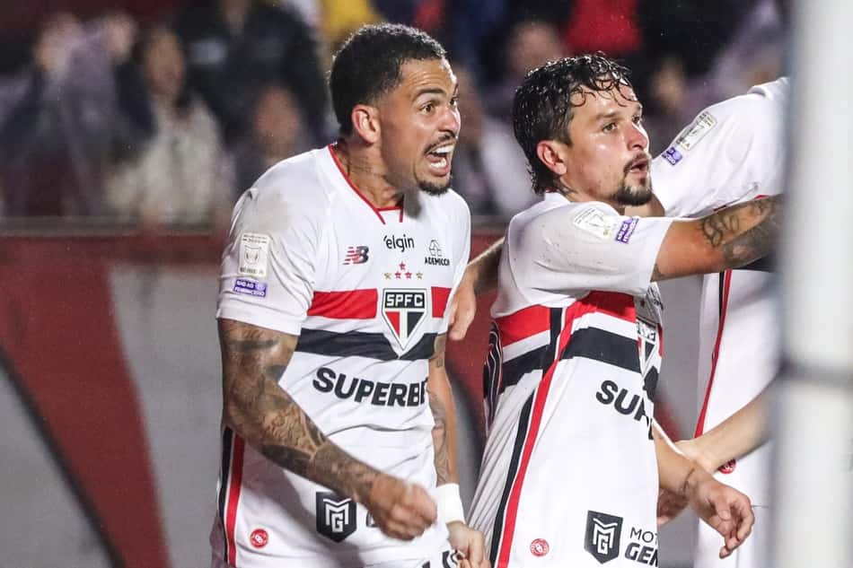Luciano, do São Paulo, comemora gol contra o Atlético-MG pelo Brasileirão