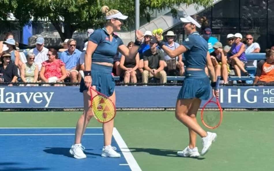 Gabriela Dabrowski, à esquerda, e Luisa Stefani, à direita, se cumprimentam na linha de saque durante jogo no US Open
