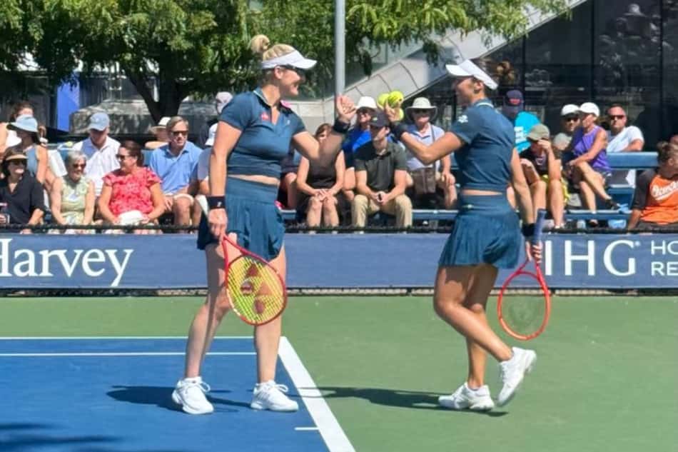 Gabriela Dabrowski, à esquerda, e Luisa Stefani, à direita, se cumprimentam na linha de saque durante jogo no US Open