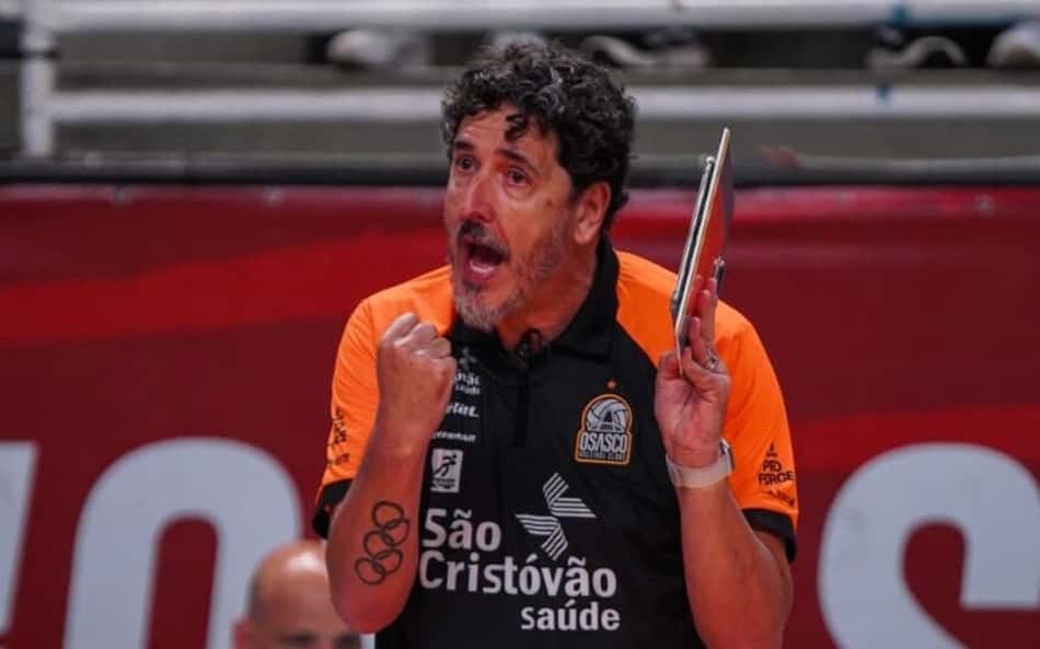 O técnico Luizomar de Moura, durante o jogo entre Osasco e Fluminense