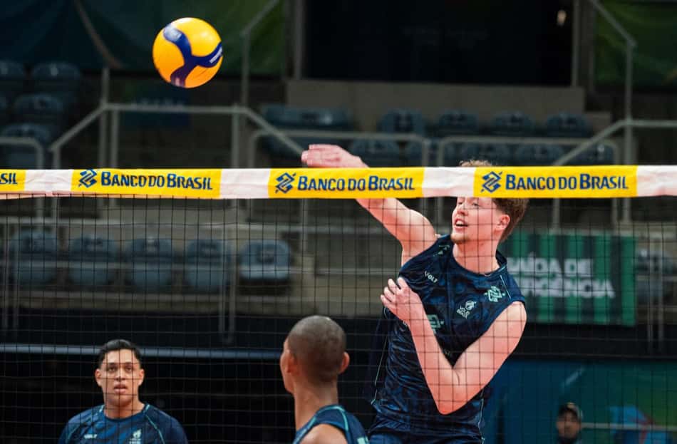 Lukas Bergmann ataca em treino do Brasil na véspera do Sul-Americano de vôlei
