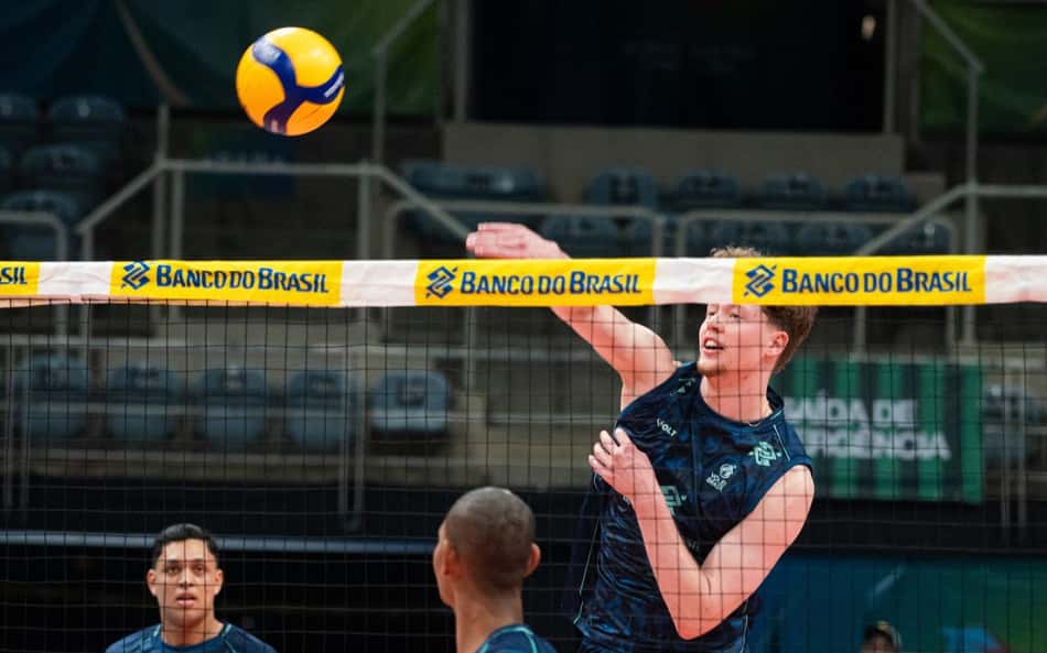 Lukas Bergmann ataca em treino do Brasil na véspera do Sul-Americano de vôlei