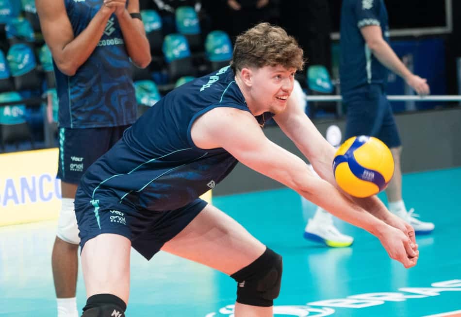 Lukas Bergmann faz manchete em treino do Brasil na véspera do Sul-Americano de vôlei