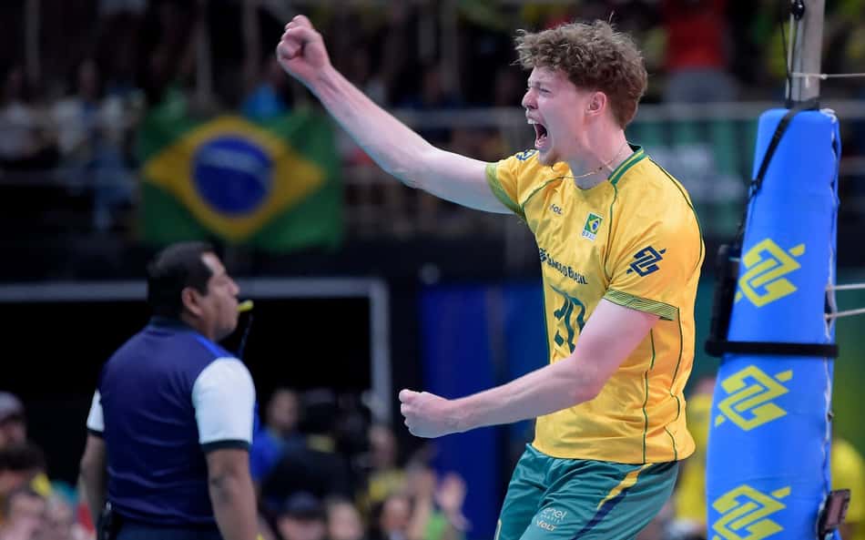 Lukas Bergmann ergue o punho direito durante comemoração de ponto em Brasil x Venezuela pelo Sul-Americano masculino de vôlei