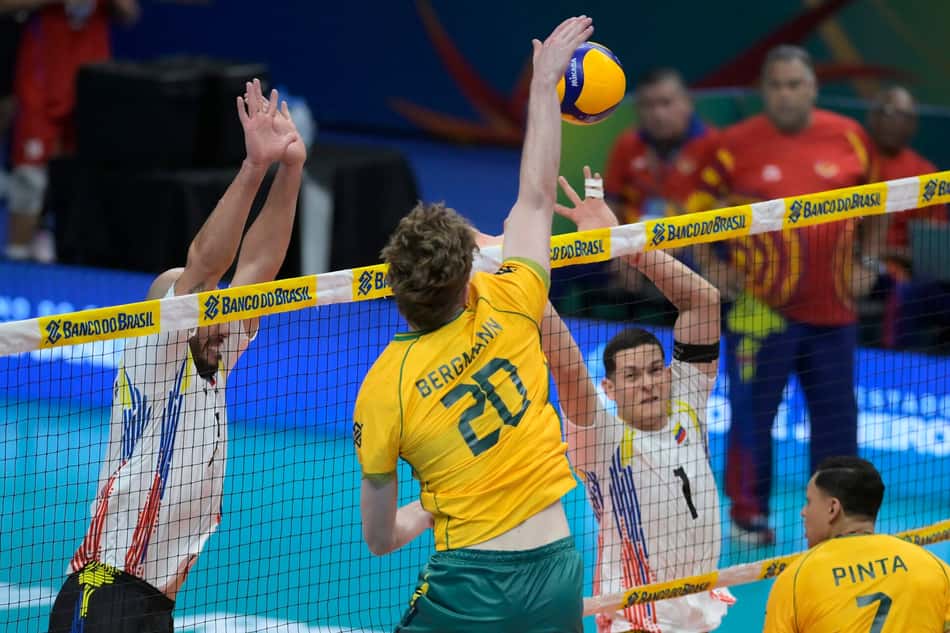 Lukas Bergmann ataca contra bloqueio duplo em Brasil x Venezuela pelo Sul-Americano masculino de vôlei