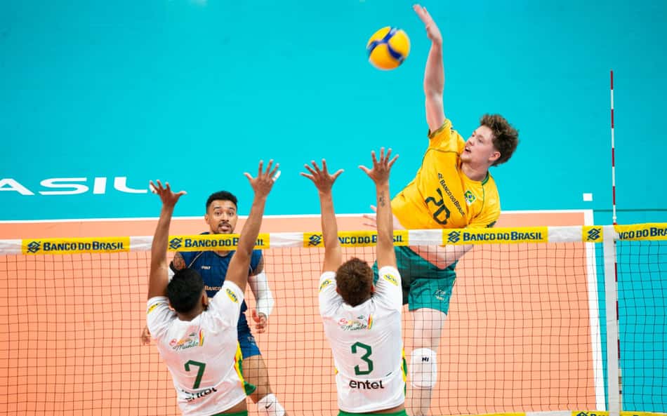 Lukas Bergmann ataca em Brasil x Bolívia pelo Sul-Americano masculino de vôlei