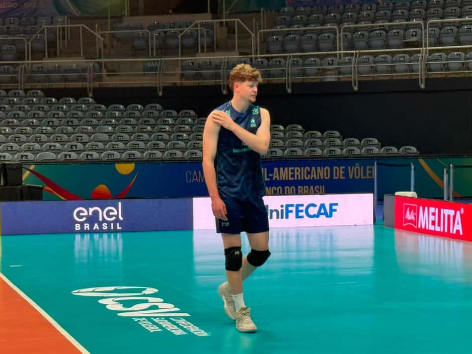 Lukas Bergmann treina com a Seleção na véspera da estreia do Sul-Americano de vôlei