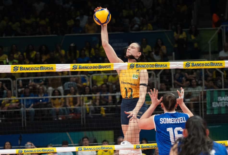 Luzia ataca em Brasil x Chile pelo Sul-Americano de vôlei