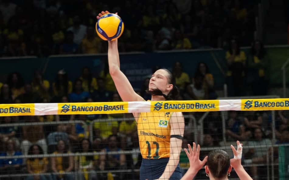 Luzia ataca em Brasil x Chile pelo Sul-Americano de vôlei