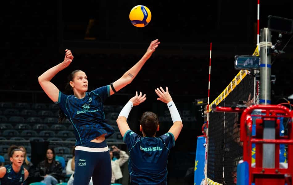 Luzia ataca em treino da Seleção Brasileira feminina de vôlei na véspera da estreia do Sul-Americano