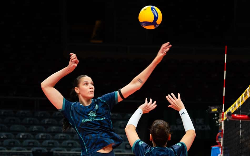 Luzia ataca em treino da Seleção Brasileira feminina de vôlei na véspera da estreia do Sul-Americano