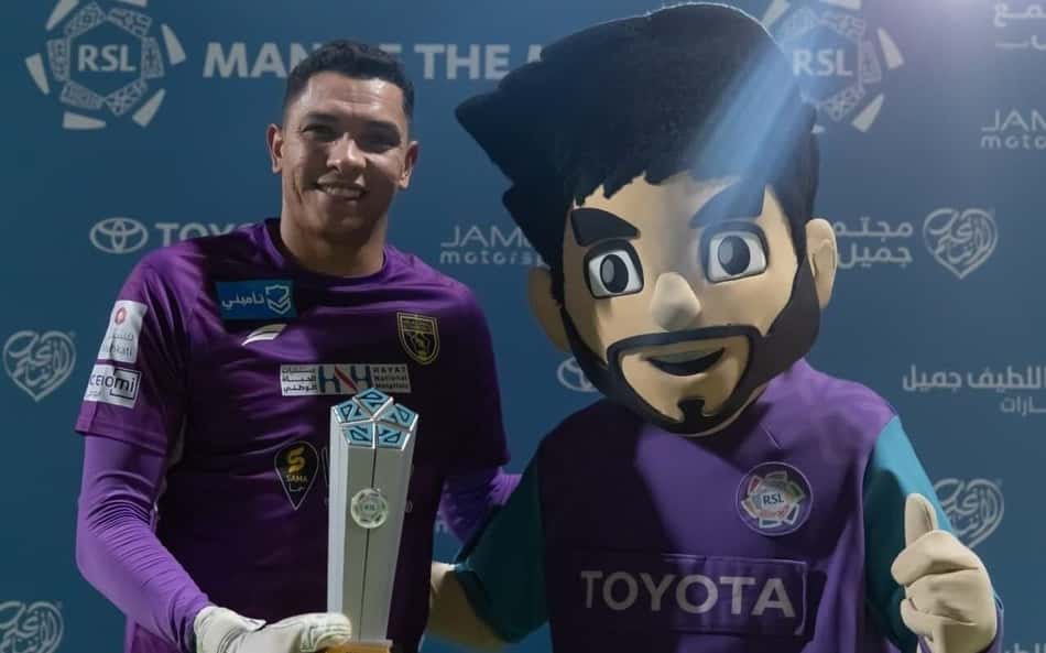 Reconhecimento na Arábia: Mailson exibe prêmio de melhor da partida após mais uma atuação brilhante pelo Al-Taawoun.